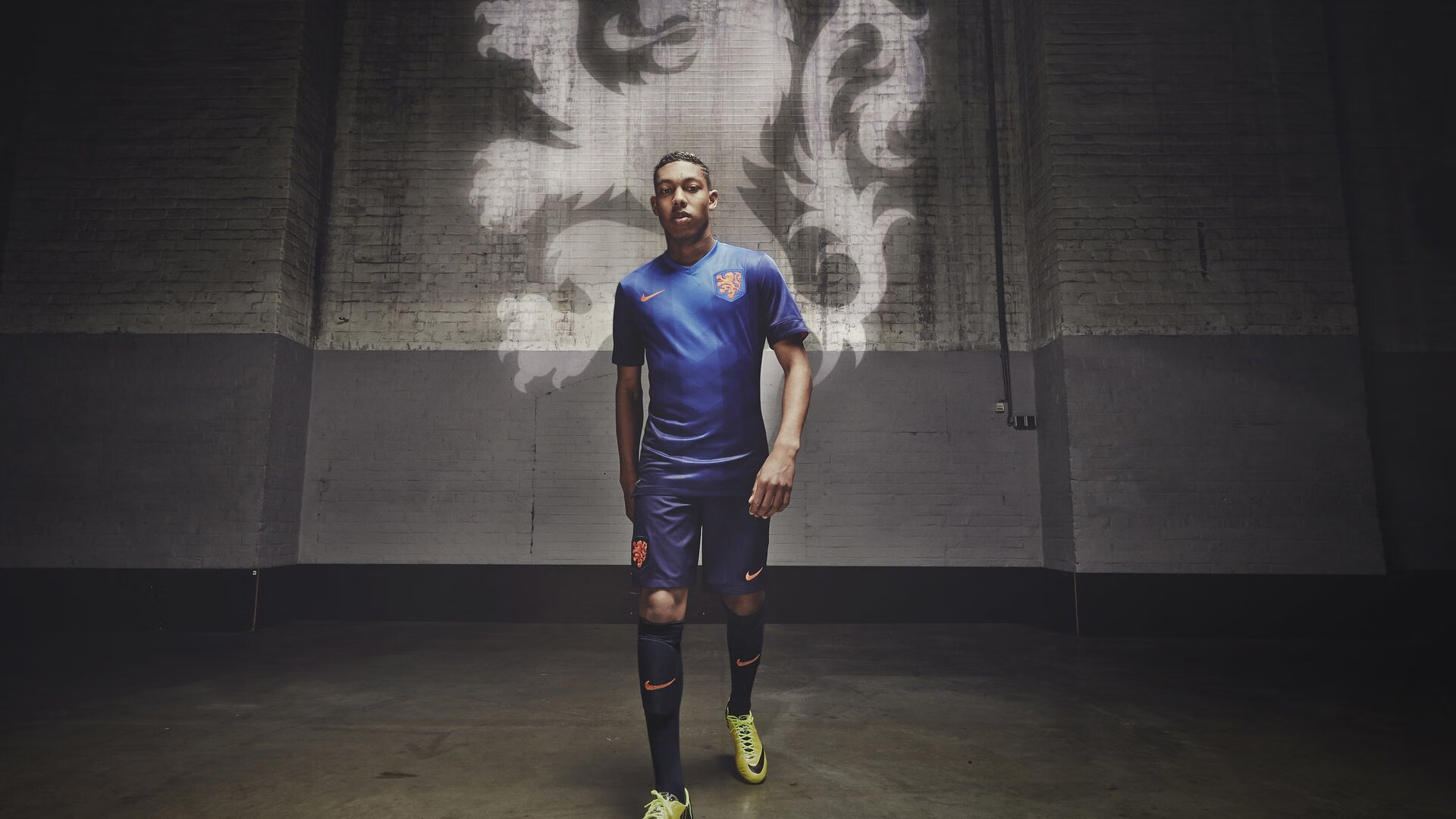 kaiyun体育-足球摄影师联合展览记录联赛精彩瞬间，足球摄影获奖作品